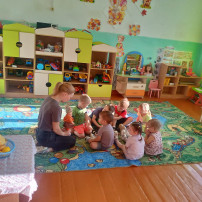 Аппликация "Большие и маленькие мячи" Аппликация "Большие и маленькие мячи".