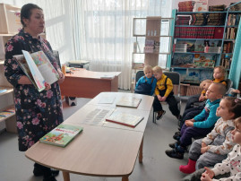 Экскурсия в библиотеку ко Дню народного единства. Экскурсия в библиотеку ко Дню народного единства.